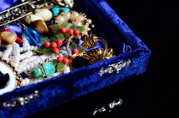 antyczna biżuteria vintage w pudełku - brooch antique cameo jewelry zdjęcia i obrazy z banku zdjęć