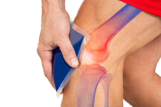 istock Hand Holding Ice Gel Pack On Knee 917203220