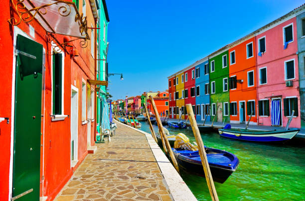 красочные венецианские дома вдоль канала на островах бурано в венеции. - gondola venice italy canal sailor стоковые фото и изображения