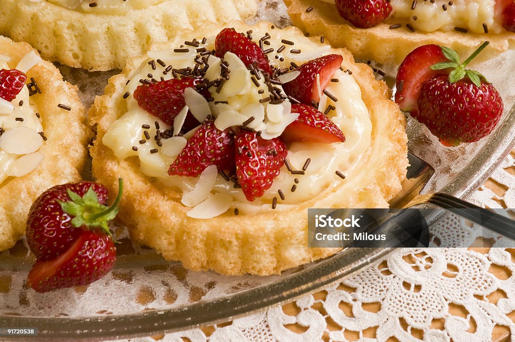 둥근 케이크, 신선한 딸기 제공 - 로열티 프리 탁자 스톡 사진
