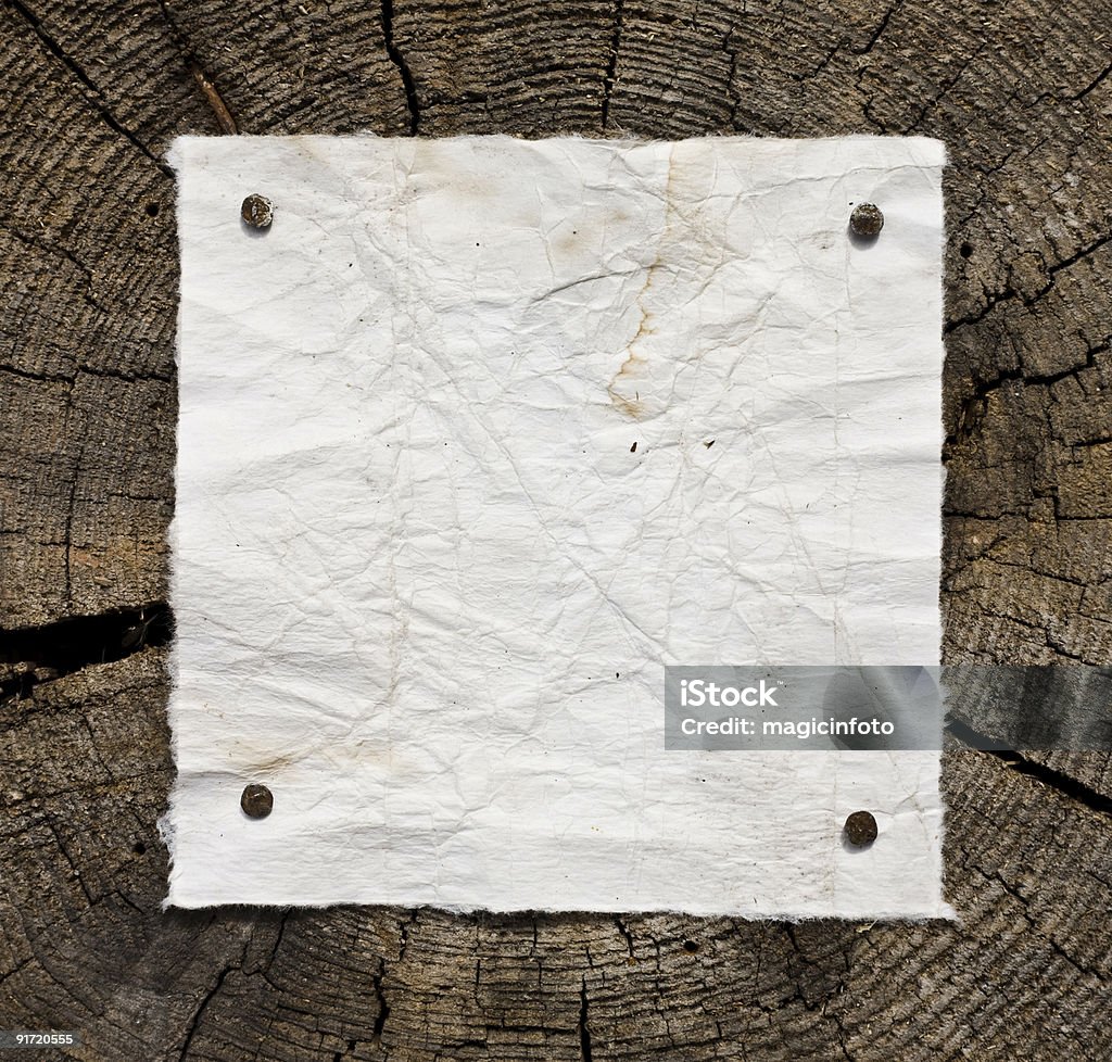 Papel viejo en el fondo de madera - Foto de stock de Anticuado libre de derechos