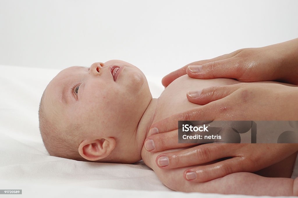 Recién nacido bebé masajes - Foto de stock de Acostado libre de derechos