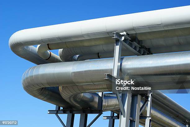 Industrial Pipelines Gegen Blauen Himmel Stockfoto und mehr Bilder von Dampf - Dampf, Eisen, Elektrizität