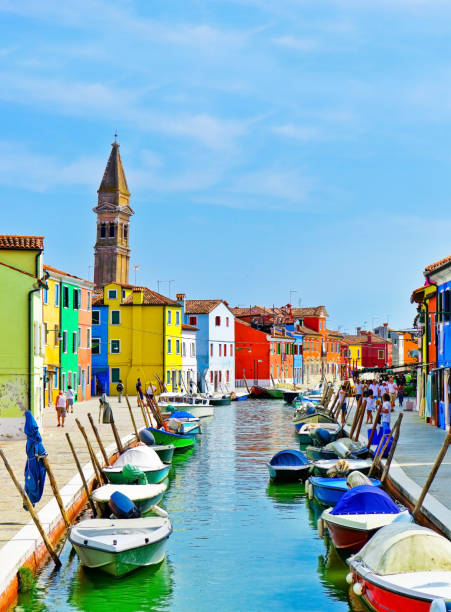 красочные венецианские дома вдоль канала на островах бурано в венеции. - gondola venice italy canal sailor стоковые фото и изображения