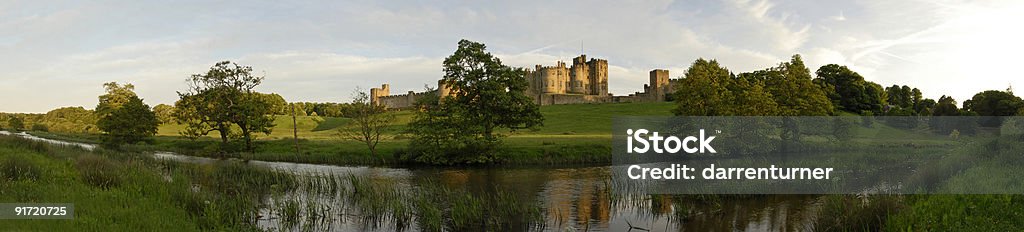 Castelo de Alnwick e o rio Aln - Royalty-free Alnwick Foto de stock