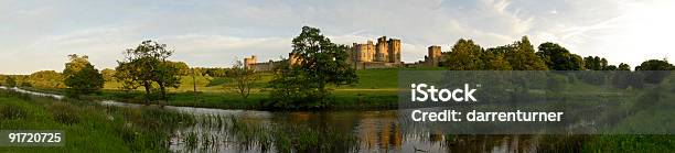 Castelo De Alnwick E O Rio Aln - Fotografias de stock e mais imagens de Alnwick - Alnwick, Antigo, Ao Ar Livre