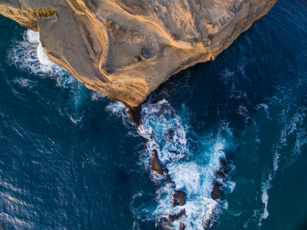 góry patrząc w dół na castlepoint lighthouse, podczas wschodu słońca. - castlepoint zdjęcia i obrazy z banku zdjęć