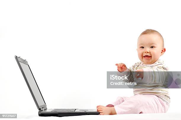 Bebé Feliz Com Computador Portátil - Fotografias de stock e mais imagens de Acima - Acima, Bebé, Bebés Meninas