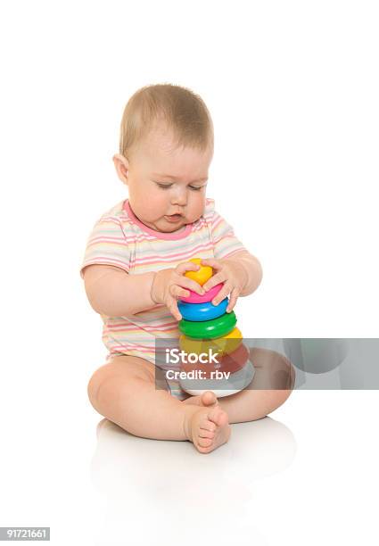 Kleines Baby Mit Spielzeug Pyramide4 Isoliert Stockfoto und mehr Bilder von Baby - Baby, Balkengerüst, Bauen