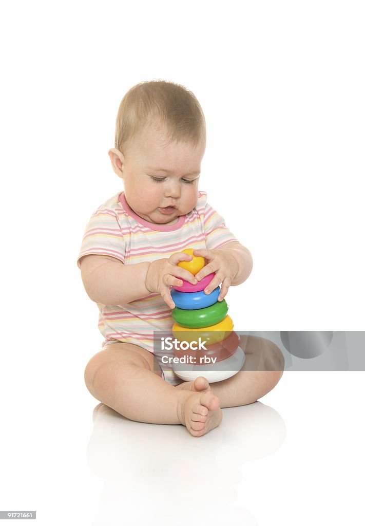 Pequeño bebé con juguete pirámide#4 aislados - Foto de stock de Alegre libre de derechos