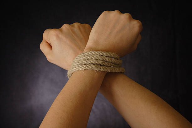 bind (結合)手 - tied knot rope adversity emotional stress ストックフォトと画像