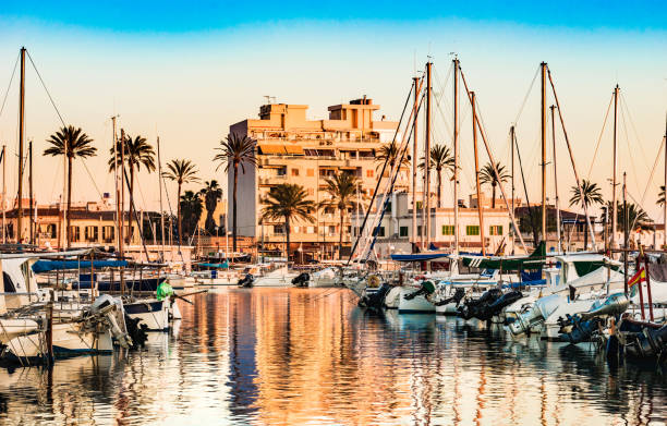 belo pôr do sol na marina de portixol na ilha de maiorca, espanha - majorca yacht marina palma - fotografias e filmes do acervo