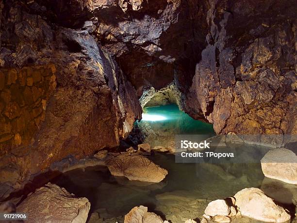 Lago Na Cave - Fotografias de stock e mais imagens de Gruta - Gruta, Abstrato, Acender