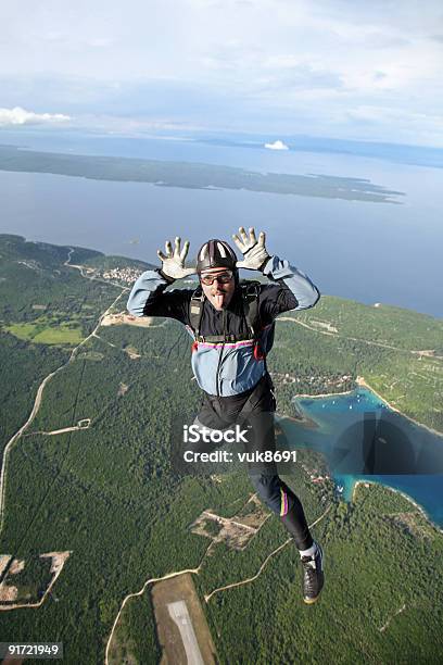 Parachutist No Ar - Fotografias de stock e mais imagens de Queda Livre - Paraquedismo - Queda Livre - Paraquedismo, Adulto, Ajardinado
