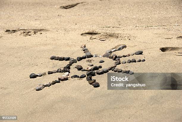 Photo libre de droit de Pierres Sur La Plage Au Soleil banque d'images et plus d'images libres de droit de Activité de loisirs - Activité de loisirs, Beauté de la nature, Caillou