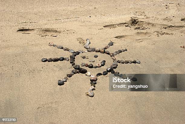 Photo libre de droit de Pierres Sur La Plage Au Soleil banque d'images et plus d'images libres de droit de Activité de loisirs - Activité de loisirs, Beauté de la nature, Caillou