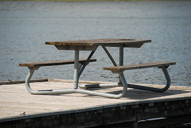 Tavolo da Picnic sul dock - foto stock