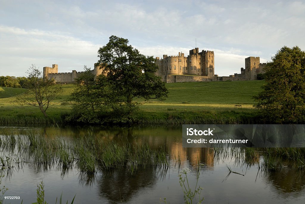 Castelo de Alnwick e o rio Aln - Foto de stock de Alnwick royalty-free