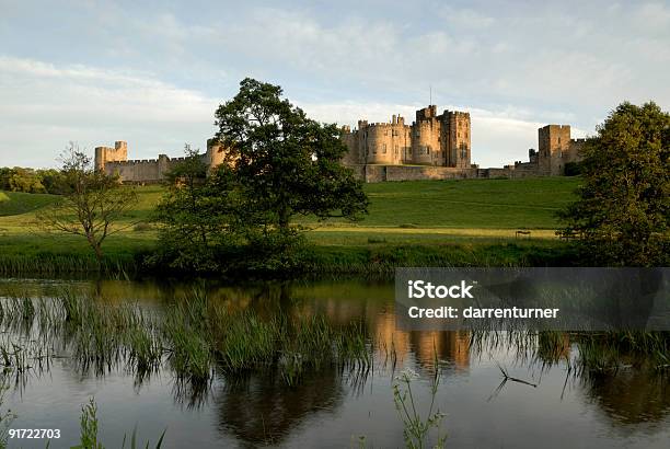 Foto de Castelo De Alnwick E O Rio Aln e mais fotos de stock de Alnwick - Alnwick, Castelo de Alnwick, Litoral