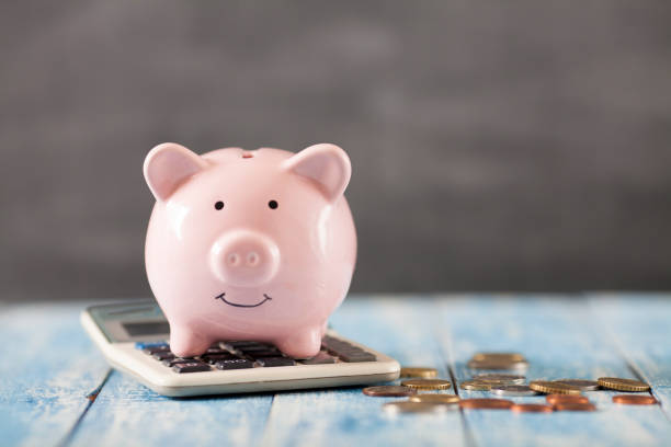 piggy bank with calculator - home finances calculator currency finance imagens e fotografias de stock