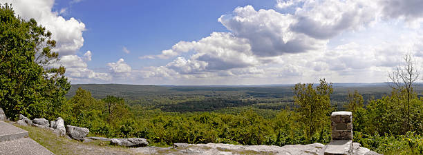 Panorama pine mountain, georgia-Landschaft mit Wolken in blauen Himmel – Foto