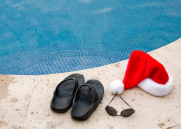 Ao Lado da Piscina Chapéu do Pai Natal - fotografia de stock