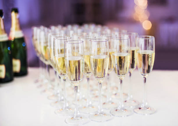 bicchieri di champagne a una festa o a un ricevimento di nozze - champagne wedding luxury dinner foto e immagini stock
