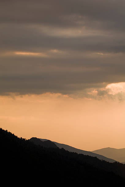 mehrlagiges berge sonnenuntergang, morton mit blick auf die berge von np, great smoky - south highlands stock-fotos und bilder