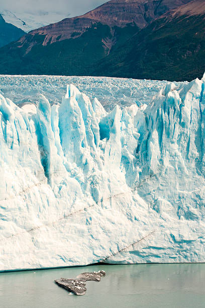 glaciar perito moreno - patagonia ice shelf vertical argentina fotografías e imágenes de stock