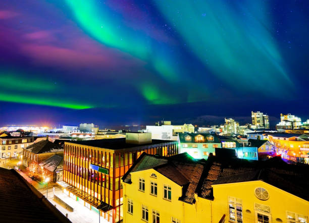 aurora boreal desde el centro de la ciudad de reykjavik, islandia. - islandia fotografías e imágenes de stock