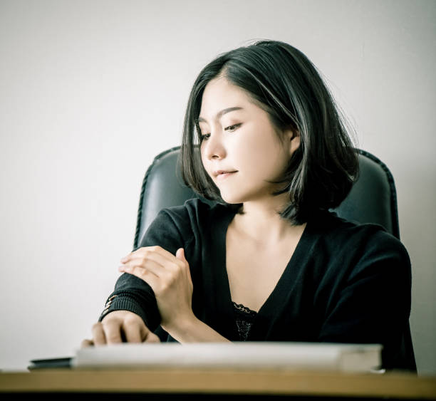 office worker having injury on her arm from office work health problem - physical injury backache occupation office imagens e fotografias de stock