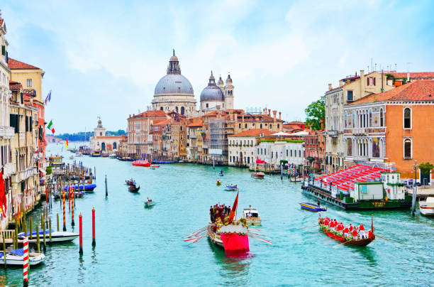 гондола гонки-regata storica на гранд-канал в венеции - gondola venice italy canal sailor стоковые фото и изображения