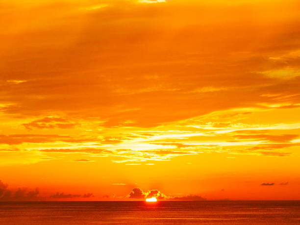 préfecture beau coucher de soleil d’okinawa - coucher de soleil photos et images de collection