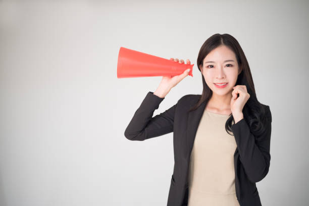 feedback, sondage, commentaire, fond concept avis avec cône de haut-parleur rouge femme asiatique cale. commentaires de clients ou de commentaire et de sondage de marketing est la partie du développement des affaires. - marketing megaphone advertise listening photos et images de collection