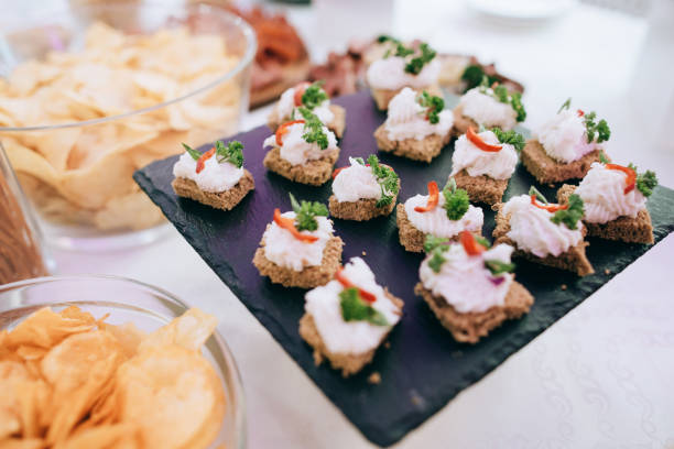 usługi gastronomiczne. różne przekąski na stole, jedzenie bankietowe. dzień ślubu - food and drink industry food service occupation buffet wedding zdjęcia i obrazy z banku zdjęć