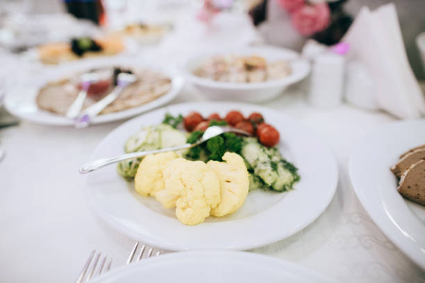 usługi gastronomiczne. stół restauracjalny z jedzeniem. zestaw stołu weselnego. kolacja, obiad. - food and drink industry food service occupation buffet wedding zdjęcia i obrazy z banku zdjęć