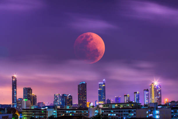 super blaue blutigen mond in bangkok, thailand - full moon moon lunar eclipse red stock-fotos und bilder