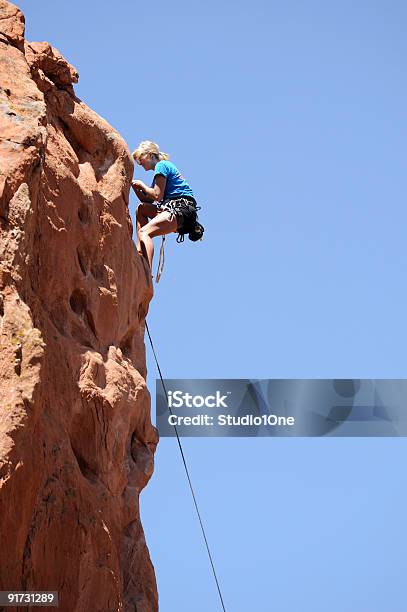 Weibliche Felsklettern Stockfoto und mehr Bilder von Abenteuer - Abenteuer, Anhöhe, Anstrengung