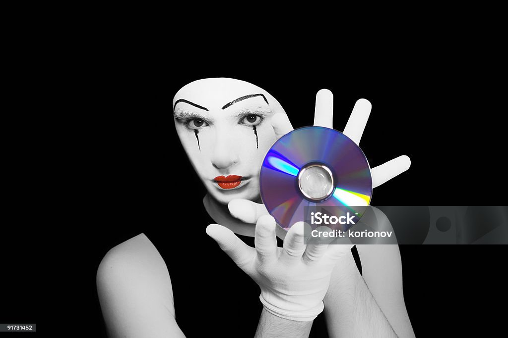 Ritratto di mime con cd su sfondo nero - Foto stock royalty-free di Adulto