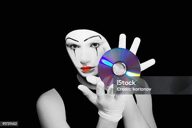 Ritratto Di Mime Con Cd Su Sfondo Nero - Fotografie stock e altre immagini di Adulto - Adulto, Attore, Bianco