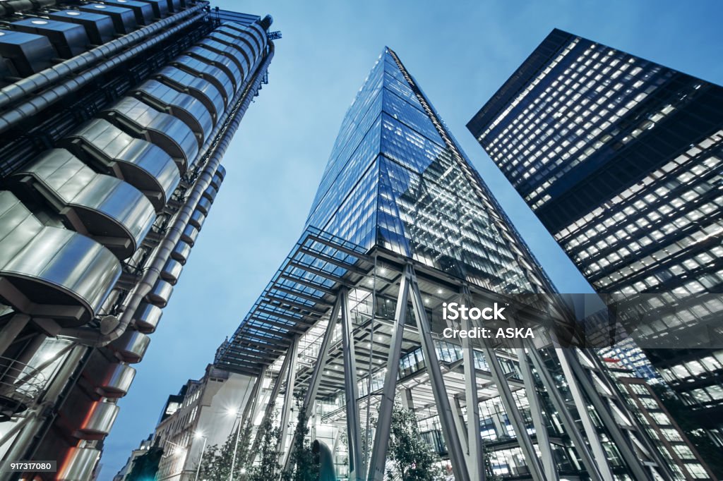 Negocios edificio de oficinas en Londres, Inglaterra - Foto de stock de Londres - Inglaterra libre de derechos