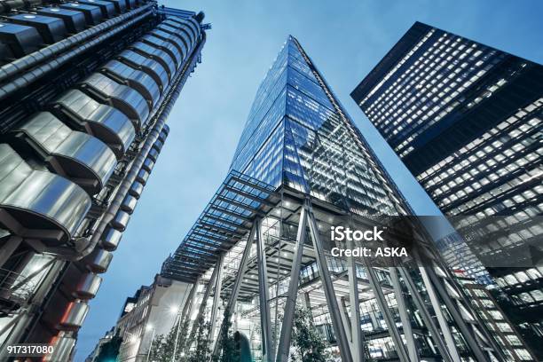 Negocios Edificio De Oficinas En Londres Inglaterra Foto de stock y más banco de imágenes de Londres - Inglaterra