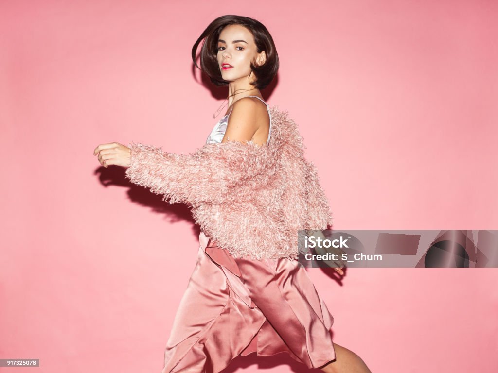 moda mujer en vestido rosa sobre fondo rosa - Foto de stock de Moda libre de derechos