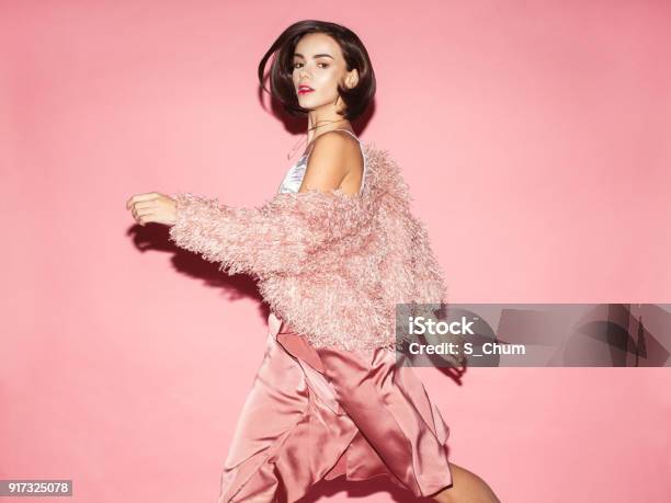Foto de Mulher Elegante Em Vestido Rosa Em Fundo Rosa e mais fotos de stock de Moda - Moda, Modelo profissional, Só Uma Mulher