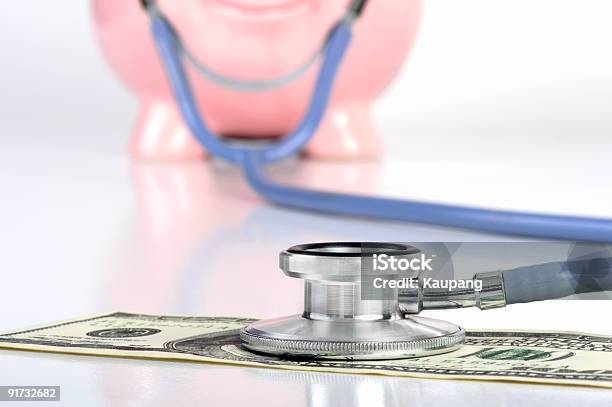 Costos De La Atención Médica Foto de stock y más banco de imágenes de Ahorros - Ahorros, Asistencia sanitaria y medicina, Billete de banco