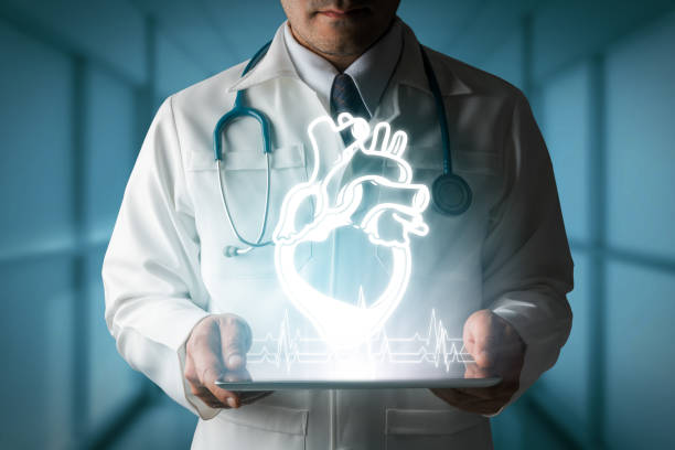 médico que muestra el holograma de corazón desde ordenador. - cardiologist fotografías e imágenes de stock