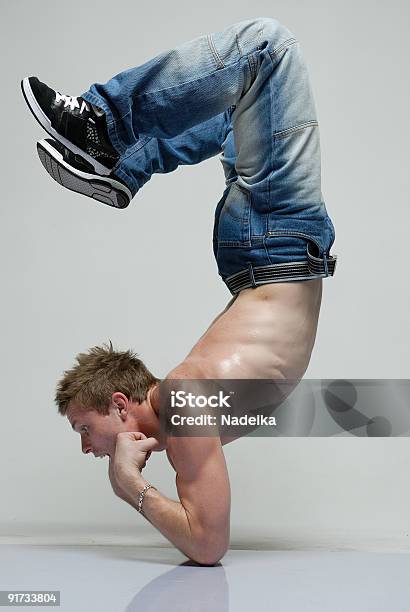 Bchłopiec Tancerz Dokonywanie Flip Stać Na Jego Łokcie - zdjęcia stockowe i więcej obrazów Sport ekstremalny