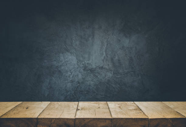 piano del tavolo vuoto con sfondo muro di cemento. - wall wood old obsolete foto e immagini stock