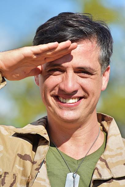 ラテン系男性兵士に敬礼 - armed forces latin american and hispanic ethnicity saluting marines ストックフォトと画像