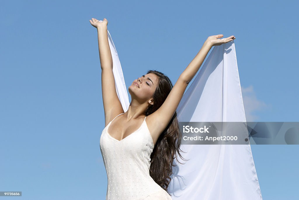 Hermosa Chica joven contra el cielo - Foto de stock de Adolescente libre de derechos